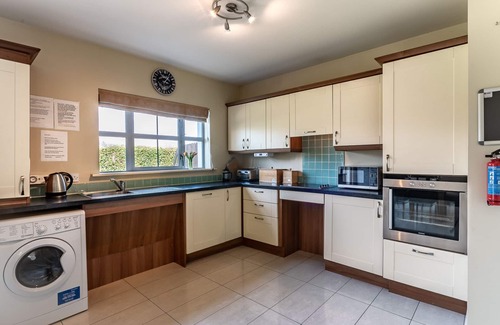 Kenmare House | 4-Bedroom Pet-Friendly Holiday Home with Free Pool and Leisure Centre
