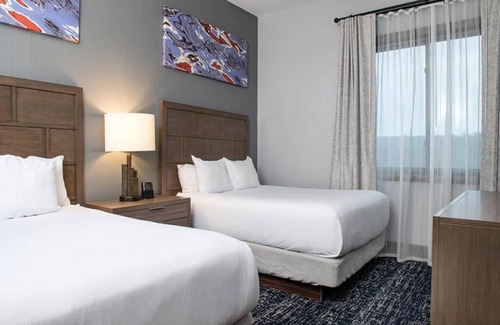 Lake Delton Resort | 4 Bedroom Presidential Suite, Glacier Canyon Lodge, Waterpark incuded!