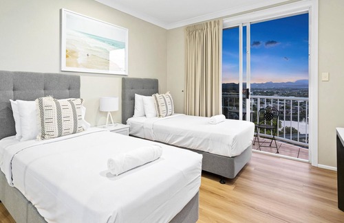 Broadbeach Apartment | 4 Bedroom Sub Penthouse in the heart of Broadbeach
