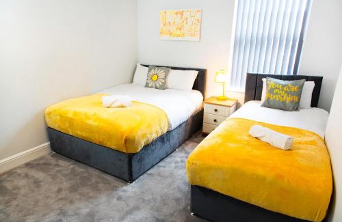 Bootle House | 4 Bedrooms Spacious House With 2 Bathrooms Free Parking - sleeps up to 10 guests