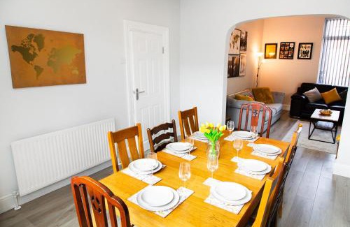 Bootle House | 4 Bedrooms Spacious House With 2 Bathrooms Free Parking - sleeps up to 10 guests