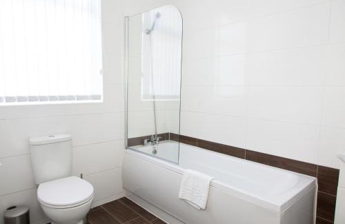 Bootle House | 4 Bedrooms Spacious House With 2 Bathrooms Free Parking - sleeps up to 10 guests