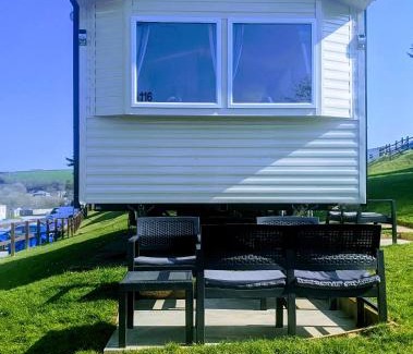 Newquay Apartment | 4 Berth Couples and Family Caravan in Beautiful Newquay Bay Resort
