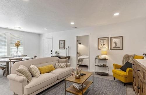 People's Freeway House | 4 BR Duplex Next to the Bees Stadium