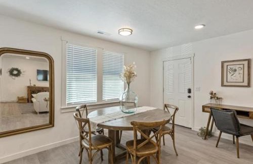 People's Freeway House | 4 BR Duplex Next to the Bees Stadium
