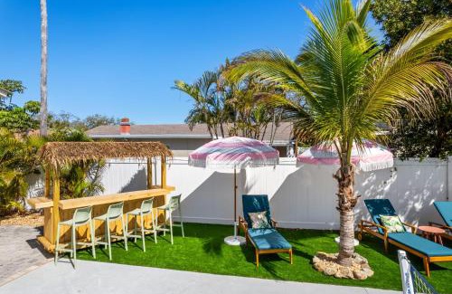 Seminole House | 4 Br Oasis Pool Tiki Hut Hot Tub Ping Pong Arcade