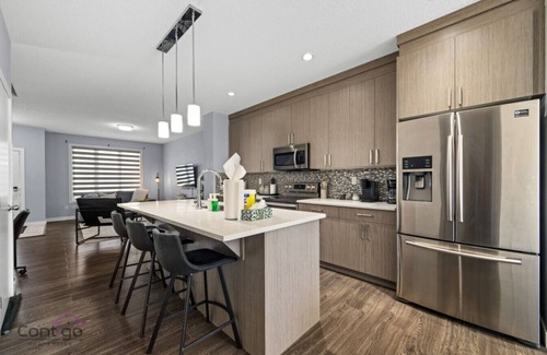 North Central Edmonton House | 4 BR | PetFriendly | Walk to Commonwealth & Rogers