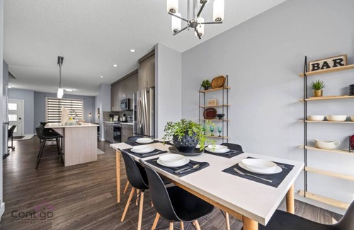 North Central Edmonton House | 4 BR | PetFriendly | Walk to Commonwealth & Rogers