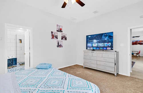 South Arlington House | 4 BR w/ Pool 10 min to Six flags