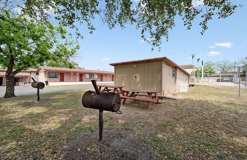 Beeville House | 4 Budget-Friendly Units, Free Parking Onsite, Minutes to Rick’s Snow House