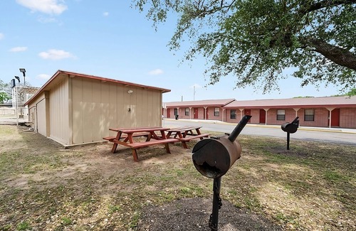 Beeville House | 4 Budget-Friendly Units, Free Parking Onsite, Minutes to Rick’s Snow House