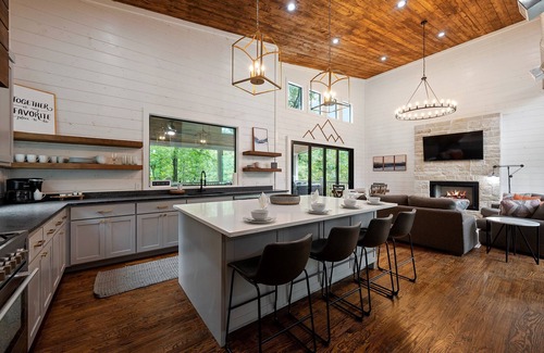 Broken Bow House | 4 Cabins | Playsets, Games, Sleeps 44, Pets OK