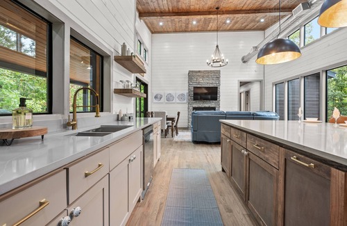 Broken Bow House | 4 Cabins | Playsets, Games, Sleeps 44, Pets OK