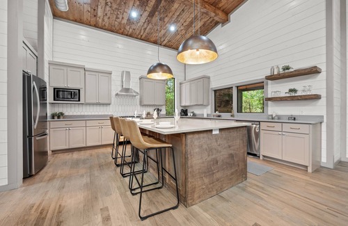 Broken Bow House | 4 Cabins | Playsets, Games, Sleeps 44, Pets OK