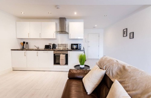 Swindon Condo | 4 Comm Road Apps *Long Stay*Sleeps 2*1BR Apart