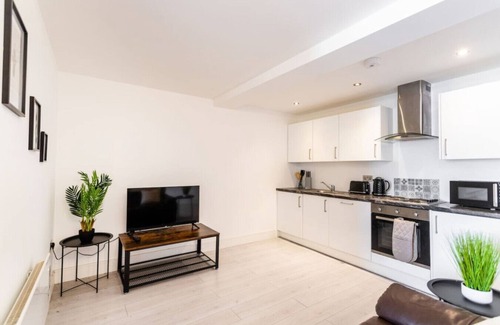 Swindon Condo | 4 Comm Road Apps *Long Stay*Sleeps 2*1BR Apart