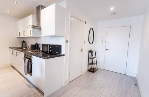 Swindon Condo | 4 Comm Road Apps *Long Stay*Sleeps 2*1BR Apart