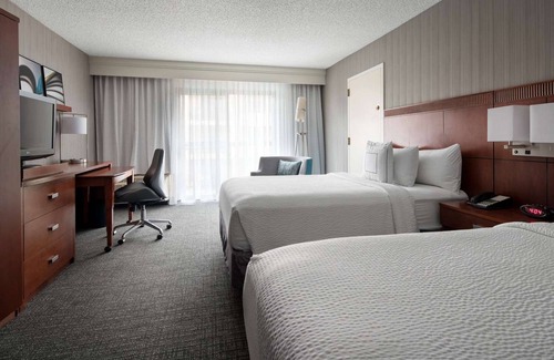 El Segundo Hotel | 4 Contemporary Rooms w/Plush Bedding Near Popular Shopping Centers