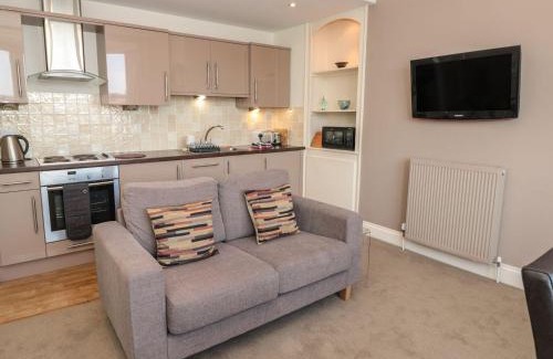 Dartmouth Apartment | 4 Dartview