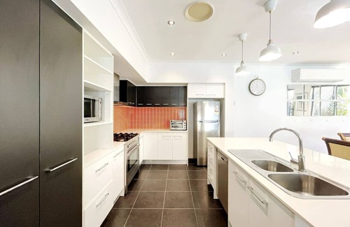 Calamvale House | 4 Ensuites|Patio Pool BBQ Billiards Media Room