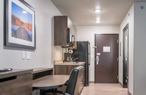 Rogers House | 4 Family Rooms w/Full Kitchen Ideal to Explore Northwest Arkansas, Parking
