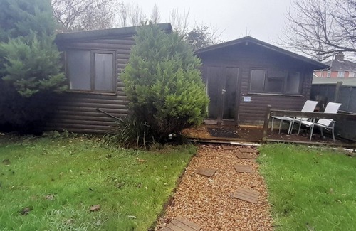Bournemouth Cabin | 4 Guests - Pet Friendly - 13 min to the Beach