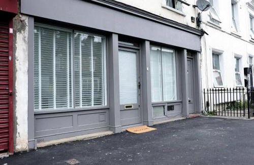 Thornton Heath Apartment | 4 Guests - Pet Friendly Retreat in Thornton Heath