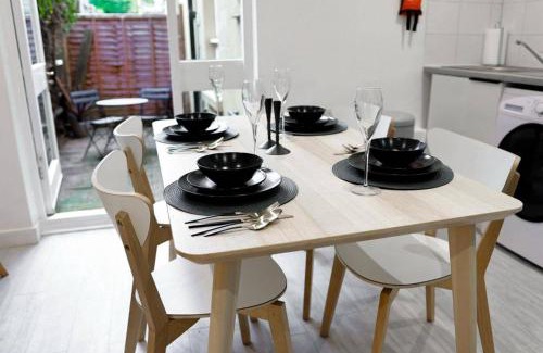 Thornton Heath Apartment | 4 Guests - Pet Friendly Retreat in Thornton Heath