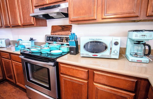 McNeil House | 4-King-Beds Bungalow Modern ~ Stylish Home North Austin~Minutes to Downtown