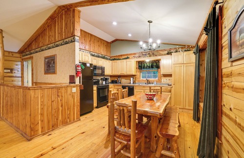 Sylvan Shores Cabin | 4 Mi to Beaver Lake: Peaceful Log Cabin w/Deck!