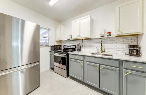South Middle River House | 4 Mi to Ft Lauderdale Beach WFH-Friendly Home!