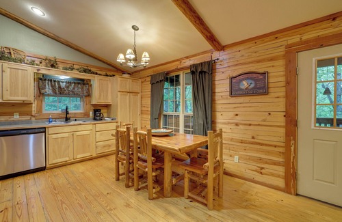 Sylvan Shores Cabin | 4 Mi to Lake: Wooded Log Cabin in Eureka Springs!