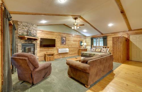 Sylvan Shores House | 4 Mi to Lake Wooded Log Cabin in Eureka Springs!