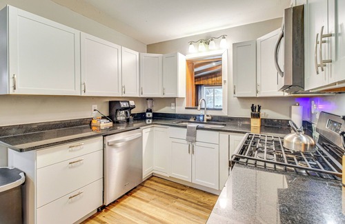 Garden City House | 4 Mi to Savannah: Home w/Gazebo & Seasonal Pool!