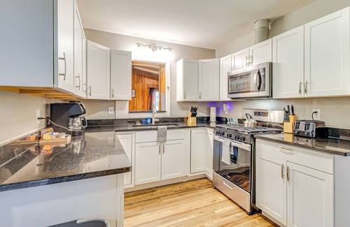 Garden City House | 4 Mi to Savannah: Home w/Gazebo & Seasonal Pool!