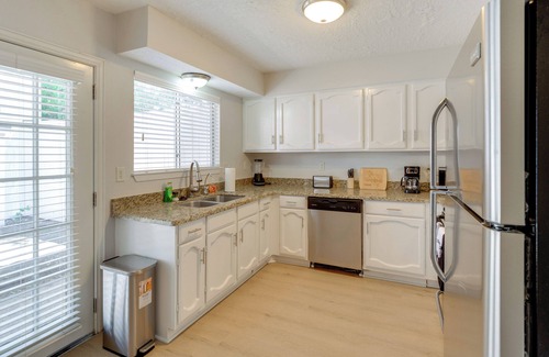 Bryan House | 4 Mi to TAMU: Sleek Bryan Home Near Shops & Eats