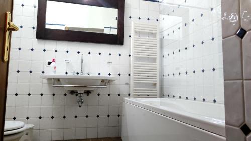 Assisi Apartment | 4 minuti da San Carlo Acutis, 8 ospiti, 140 mq, ALL'OMBRA DI SANTA CHIARA, Piano Terra 2 Ingressi 3 Camere 2 Bagni, Idromassaggio, Perfetto - La nostra Forza è PRESENZA LIVE 24-7, MyAssisiSuite, più di un semplice Appartamento - MÓWIMY PO POLSKU