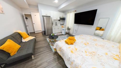 Ampere Apartment | 4 New Apts - 3 Bed Apt 1st Floor & 3 Bed Apt 2nd Floor - 1 Bed Studio Apt Ground Floor & 1 Bed Studio Apt Ground Floor near Penn Station EWR Airport Beth Israel Hospital NYC