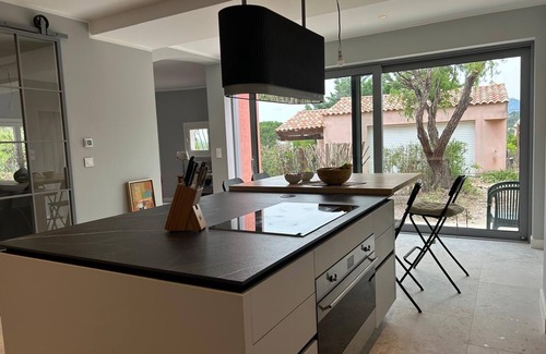 Le Pradet Villa | 4 * old winery villa with heated pool & sea views