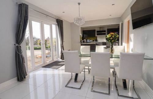 Colwyn Bay Cottage | 4 PEN Y MYNYDD, pet friendly, luxury holiday cottage in Colwyn Bay