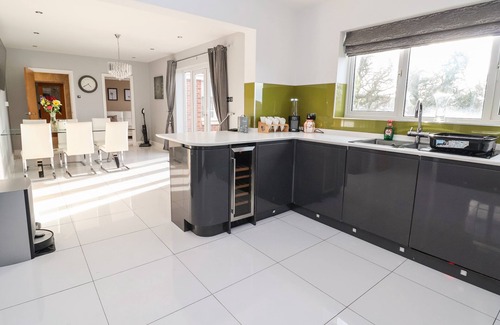Colwyn Bay Cottage | 4 PEN Y MYNYDD, pet friendly, luxury holiday cottage in Colwyn Bay