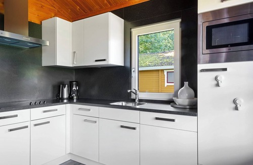 Gramsbergen House | 4-person bungalow with private sauna, veranda, dishwasher and washing machine at park ’t Hooge Holt near Gramsbergen and nature.