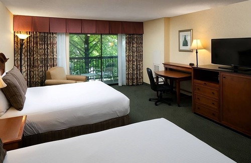 Redding Resort | 4 Relaxing Units! Outdoor Pool, Parking, Pets Allowed, Near River Side Park!