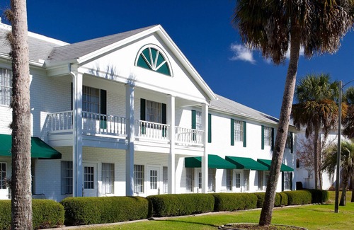 Crystal River House | 4 Relaxing Units with Free Parking, Pool! Near Three Sister Springs
