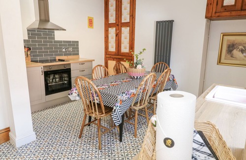 Lincoln Cottage | 4 SOUTH PARK, pet friendly, with a garden in Lincoln