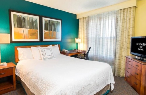 Lakeland House | 4 Spacious Units! Outdoor Pool, Pets Allowed, Close to Sun N Fun Air Museum