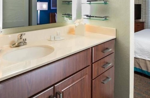 Lakeland House | 4 Spacious Units! Outdoor Pool, Pets Allowed, Close to Sun N Fun Air Museum