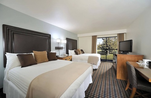 Redmond Cabin | 4 Units w/Kitchen | Pool, Spa, Golf & Free Parking