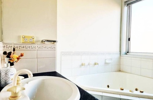 Maribyrnong House | 400 m² House ∙ 5 bedrooms ∙ 14 guests