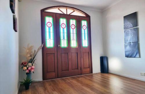 Maribyrnong House | 400 m² House ∙ 5 bedrooms ∙ 14 guests